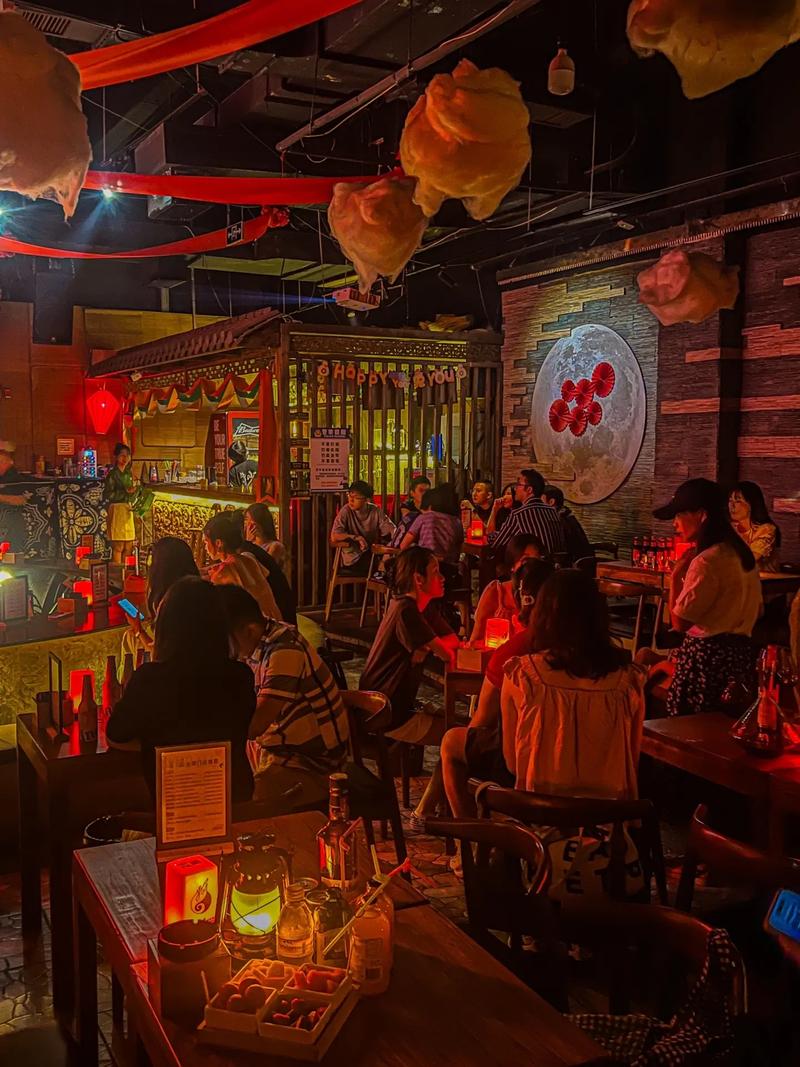 走进成都小陈的真实经历，探寻忙碌迷茫中城市的娱乐魅力